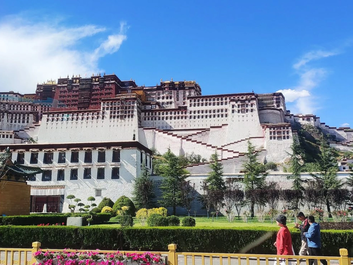 Sightseeing at Lhasa potala palace